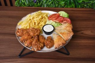 Hrskava krilca cornfleks sa pomfritom
