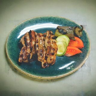 Свинско шарено месце на скара с гарнитура (450г)