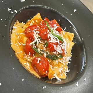 Ravioli ricotta e spinaci con pomodorini, basilico, ricotta salata