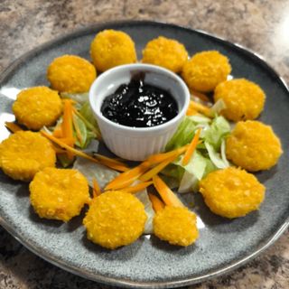 Топени сиренца със сладко от боровинки