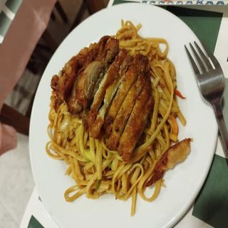 Tallarines Planos Con Pato Frito