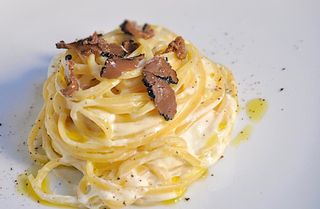 Tagliolini al burro parmigiano e tartufo nero estivo