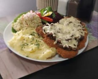 Kotlet zapiekany z pieczarkami