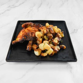 Mezzo Pollo marinato con salsa BBQ e patate al forno