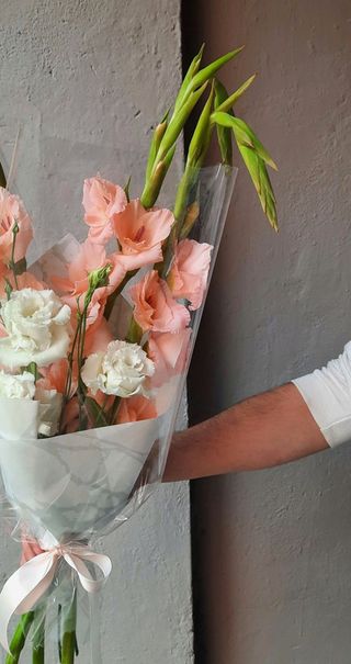 ვარდისფერი გლადიოლუსი და თეთრი ეუსტომა 