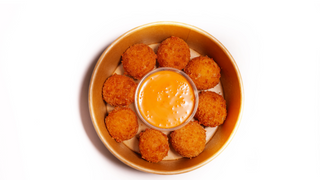 Kulki serowe z sosem sriracha-mayo