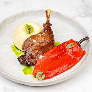 Pulpă de rață confit cu piure de cartofi și ardei copt 420g