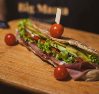 Sendvič sa pršutom i kajmakom