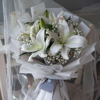 Bukiet z białych lili i gipsówki