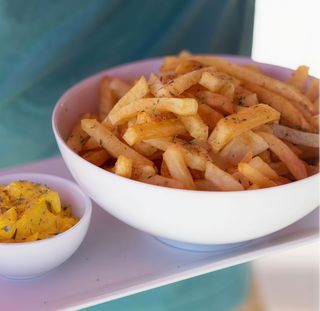 Dose de batata frita com mayo de caril