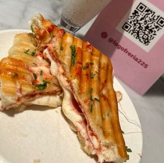 Focaccia con Tomate, Mortadela y Queso Mozzarella