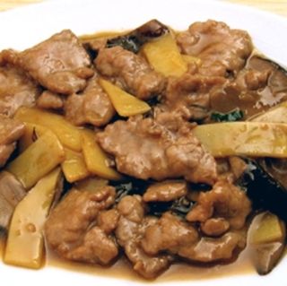 Manzo con funghi e bambu