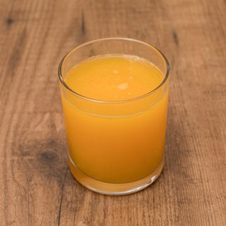Vaso de zumo de naranja natural