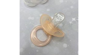 Пустышка силиконовая ортодонтическая с колпачком