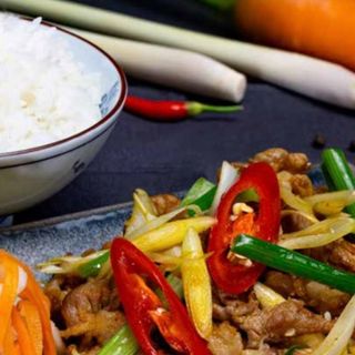 CƠM THỊT LỢN XÀO SẢ ỚT 