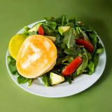 Салата със запечено френско козе сирене и киноа (300г)