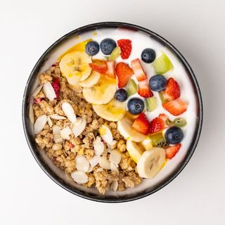 Granola s grčkim jogurtom i sviježim voćem