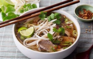 Phò bò tái - zuppa speziata con tagliatelline riso