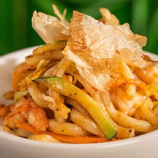 219 Udon con uova, gamberi e verdure miste 