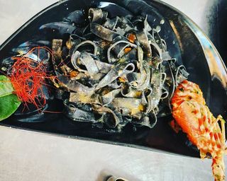 Pappardelle nere di pasta fresca fatta in casa all'aragosta