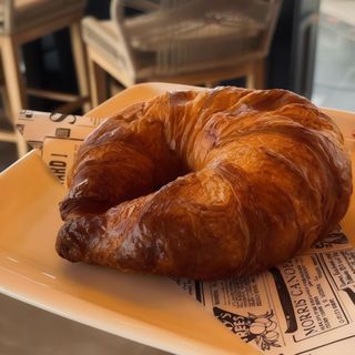 Desayuno Croissant Con Mantequilla Y Mermelada