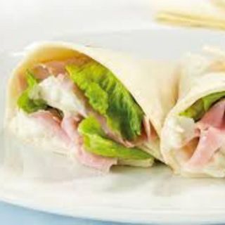 Crepes con prosciutto cotto, mozzarella, pomodoro, insalata