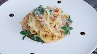 Паста с томатами, базиликом и шпинатом