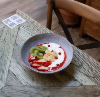 Bowl De Fruta Temporada Con Yogur Ecologico
