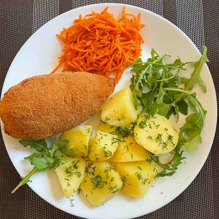 Kotlet po kijowski z masłem z ziemniakami