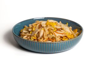 Yaki udon giapponese con pollo