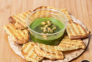 Hummus al pesto con tostas de pan de maíz 