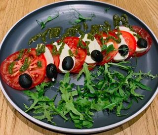 Салат Капрезе (210г)