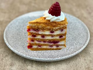 Медовик Малина-лайм