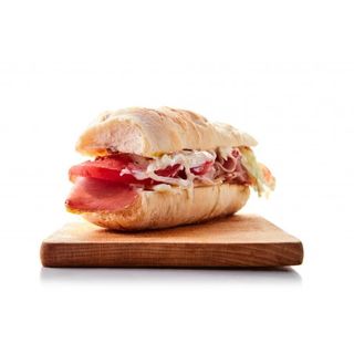 Panino con prosciutto crudo, brie, maionese e salsa rosa