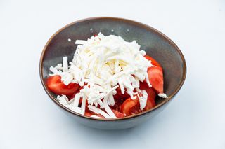 Paradajz i sir salata