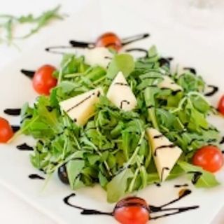 Rúcula con parmesano