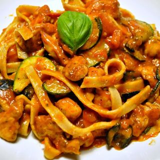 Makaron Tagliatelle z kurczakiem w sosie pomidorowo - ziołowym