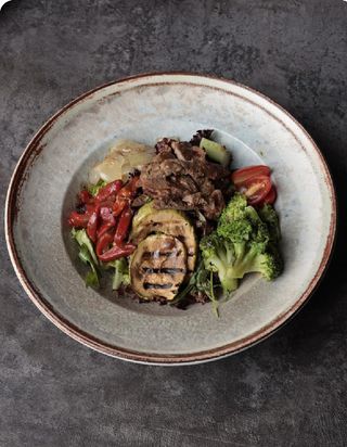 Салат с говяжьей котлетой