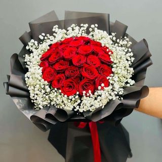 Mazzo con gipsofila e 20 rose rosse