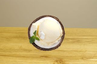 Cocco ripieno di gelato cremoso