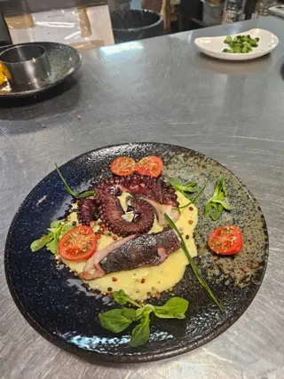 Polpo alla griglia su crema di patate