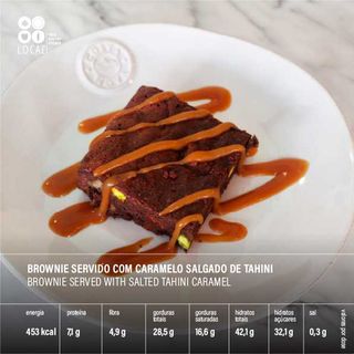 Brownie servido com Caramelo Salgado de Tahini
