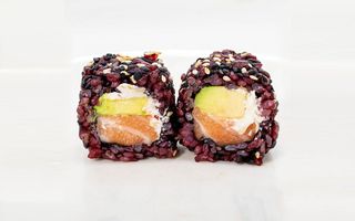 722 Uramaki black sake salmone avocado con Philadelphia