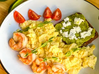Jajecznica z tostem z guacamole i serem feta (350g)