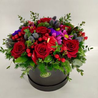 Caixa de Flores variadas em Tons Vermelhos