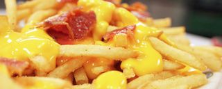 Patate fritte, bacon e cheddar