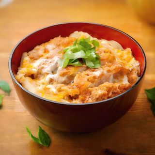 172A. Cerdo empanado frito y huevo revuelto sobre arroz Katsudon