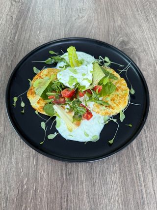 Яйце пашот з картопляними панкейками