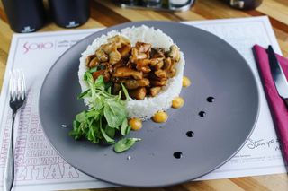 Karamelizirana piletina sa teriyaki sosem, rižom i gljivama