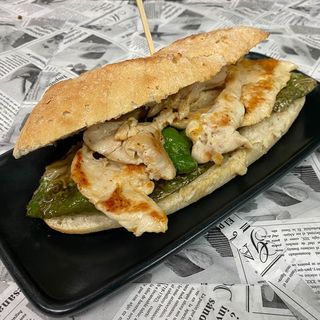 Bocadillo De Lomo Con Queso Y Pimiento (L)